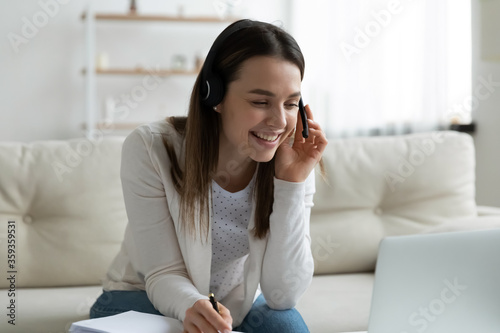 Fotografía Cheerful woman learning via internet wear headset enjoy studying process with online teacher distantly, easy convenient method get new knowledge virtual