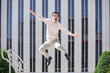 © miguel - Joven exitoso en el entorno laboral muy feliz saltando para celebrar un ascenso en el trabajo