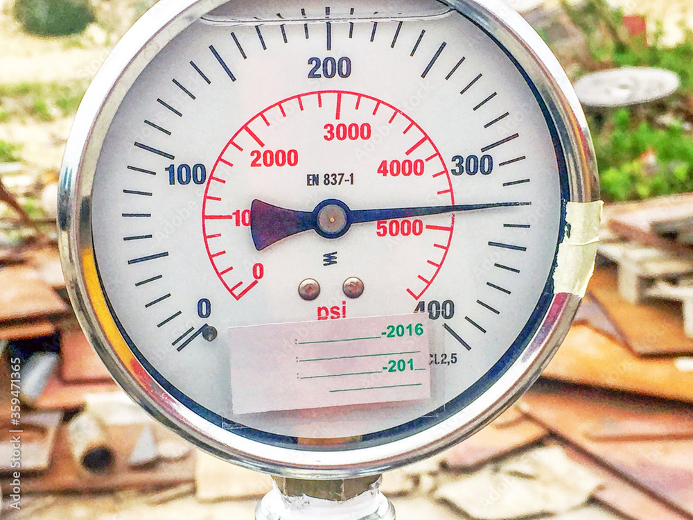 Pressure gauge (Manometer) displays 330 bar. EN 837-1 Standard ...