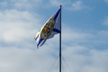 Wall Mural - Flag of the Commander of the Russian Navy on the Admiralty building in St. Petersburg.