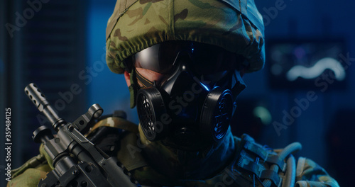 Cuadros en Lienzo Portrait of soldier in full combat gear