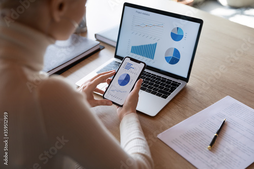 Fotomural Woman hold smartphone use pc at workplace