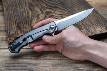 Reverse strono knife in the hand. Hold the knife in your hand. Aluminum side of a knife with a clip.