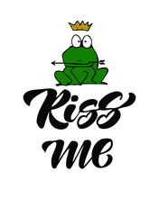 "Kiss Me"  Hand Drawn Lettering And  Hand Drawn Frog With Crown. Vector Illustration  Isolated On White Background. Design For Kids Apparel, T-shirt, Poster, Postcard, Greeting Card. 