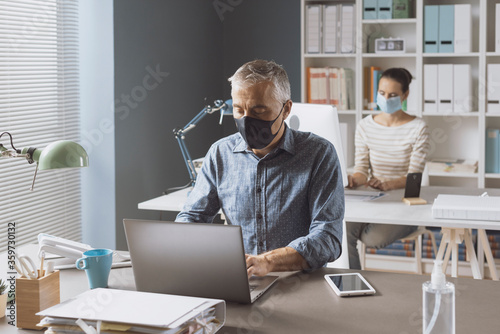 Obraz Dibond Coronavirus prevention and social distancing in the office