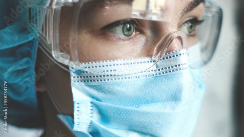 Fotomural nurse with mask during the Coronavirus pandemic, and in safety glasses, gloves