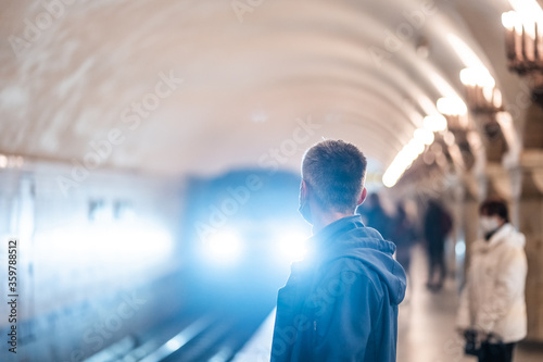 Fotomural People wait at a subway station in Kiev.
