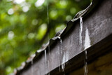 Fototapeta Fototapety do łazienki - Ściekająca woda z dachu podczas deszczu.