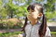 © ziggy - 緑の中でシャボン玉で遊ぶ幼児(5歳児)