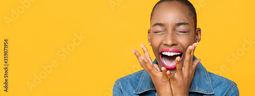 Fotomural Panoramic close up portrait of ecstatic young African American woman screaming w