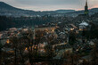 Blick über die Dächer der Altstadt von Bern beim Eindunkeln