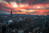 Fototapeta Miasto - Blick über die Dächer der Altstadt von Bern im Sonnenuntergang