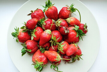 Wall Mural - Fresh strawberries on a plate