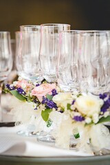 Poster - Vertical shot of a wedding glass cup with a flower decoration