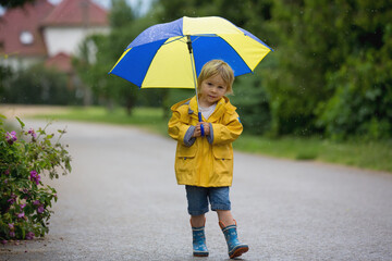 Poster - Mother and toddler child, boy, playing in the rain