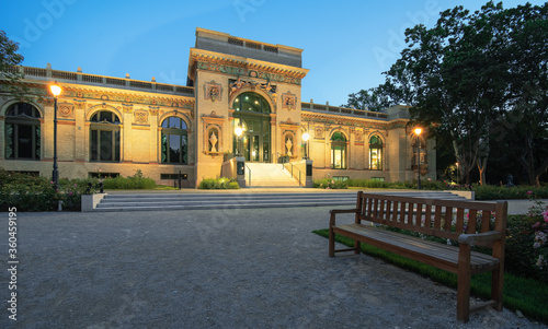 Fotomural Fantastic renewed old house in City park of Budapest
