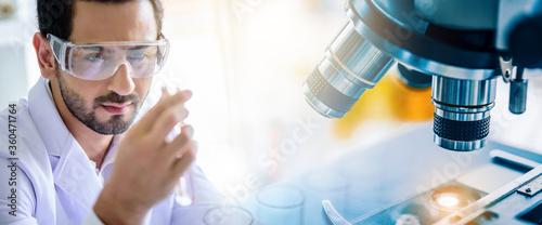 Fotografía scientist lab technical service observe liquid sample with lab glassware, microscope and test tubes in chemical laboratory background, science laboratory research and development concept