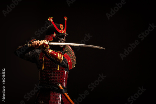 Fotografía Portrait of a samurai in armor in attack position
