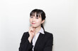 © sho987i - 顎に手を当てて考える女性　ビジネス