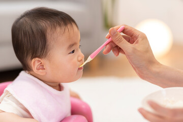 Sticker - 赤ちゃんに離乳食を食べさせる