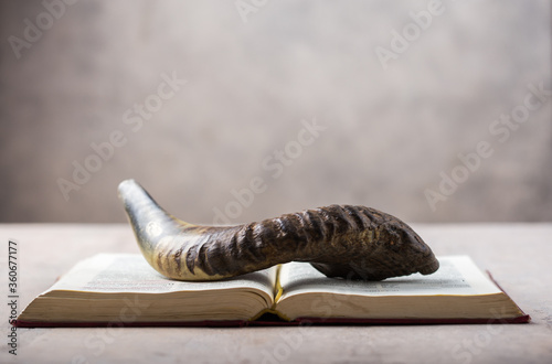Fotomural Rosh Hashanah (Hashana) (jewish New Year holiday) concept with Ram shofar (horn)