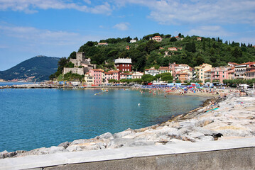 Wall Mural - Panorama del villaggio di San Terenzo nel comune di Lerici, sul Mar Ligure.