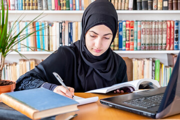 Canvas Print - Arabic muslim woman studying online