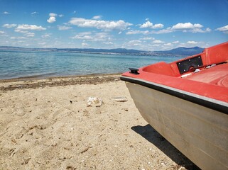 Canvas Print - Boat parked on the sandy coast of the sea