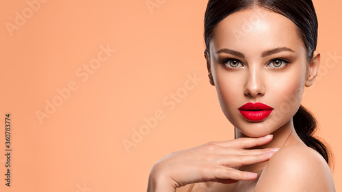 Fotografía Beautiful white girl with a red lipstick on lips
