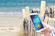 Strand, Smartphone und Urlaub Buchen