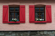 Okna z czerwonymi okiennicami