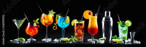 Fotografía Set of various cocktails with on black background