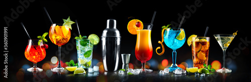 Cuadros en Lienzo Set of various cocktails with on black background