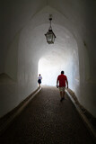 Fototapeta Na drzwi - Homem em túnel com luz ao fundo do túnel 