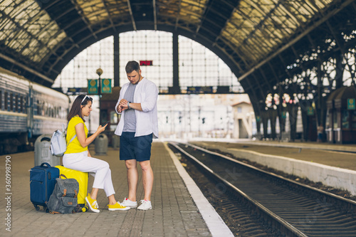 Fotomural couple waiting for train at railroad station