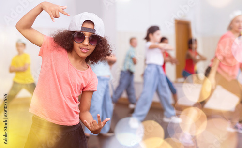 Dekoracja na wymiar  tancerka-hip-hop-afro-dziewczyna-wystepujaca-w-klasie