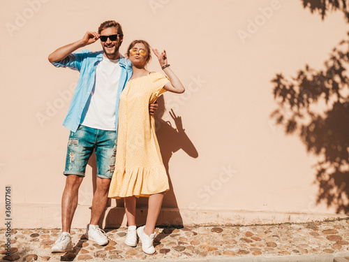 Fotografía Portrait of smiling beautiful girl and her handsome boyfriend