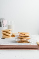 Canvas Print - Vertical shot of a stack of homemade cookies with white napkins on a tray