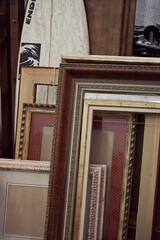 Canvas Print - Vertical closeup shot of a lot of different wooden photo frames