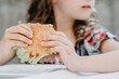 © Michaela Begsteiger - Kind mit Burger