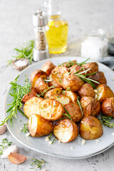 Canvas Print - Baked potatoes with rosemary, thyme and garlic