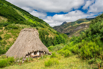 Cabaña de teito en el Parque Nacional de Somiedo.