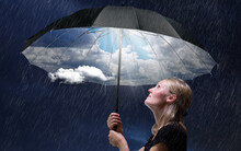 Lichtblick Am Himmel – Frau Mit Regenschirm