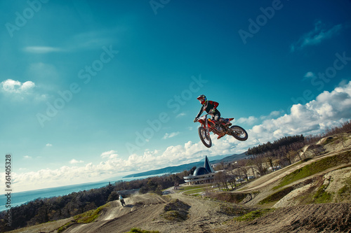 Dekoracja na wymiar  zawodnik-na-rowerze-gorskim-bierze-udzial-w-wyscigach-motocrossowych-startuje-i-skacze-na-trampolinie