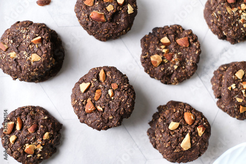 Fotografía Vegan Almond oatmeal chocolate cookies set in cafe table.