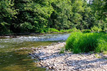 Les cailloux danse dans le rivière