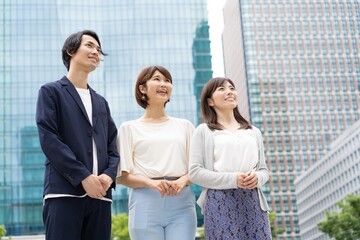 Canvas Print - ビルバック　オフィスカジュアルの恰好をしたビジネスマン3人のポートレート