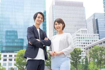 Wall Mural - 屋外　カジュアルな服装　アジア人　ビジネスマン