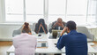 Business Leute sitzen verzweifelt in einem Meeting