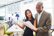 © Robert Kneschke - Multikulturelles Business Start-Up Team mit Unterlagen